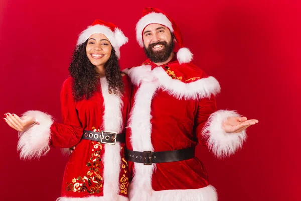 ブラジル人の夫婦はクリスマスにサンタ クラスにミイラの服を着て ようこそ黒人女性と白人男性です — ストック写真