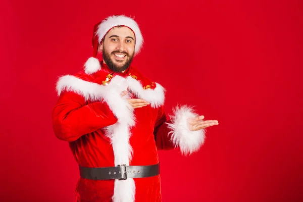 Brasilianischer Mann Gekleidet Weihnachtsmann Kleidung Präsentiert Produkt Oder Text Auf — Stockfoto