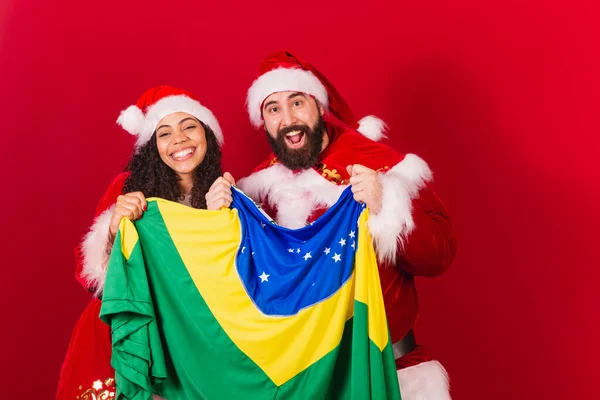 Brazilský Pár Oblečený Vánoce Santa Claus Mumie Claus Držící Brazilskou — Stock fotografie
