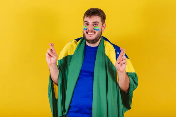Kaukasische Braziliaanse Man Voetbalsupporter Uit Brazilië Met Vingers Gekruist Geluk — Stockfoto