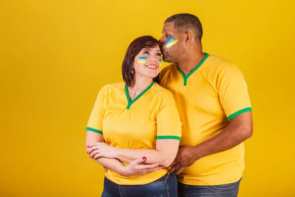 Paar Roodharige Vrouw Zwarte Man Braziliaanse Voetbalfans Armen Gekruist Glimlachend — Stockfoto