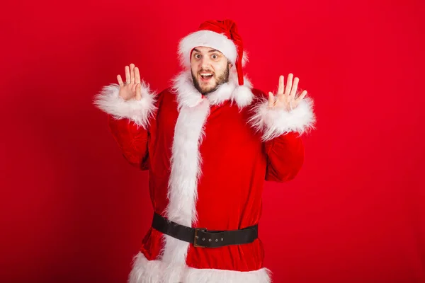 Caucasiano Brasileiro Vestido Com Roupa Natal Papai Noel Surpreso Wow — Fotografia de Stock