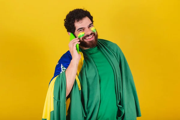 Kaukasisk Man Med Skägg Brasilianska Fotbollsfan Från Brasilien Röstsamtal Mobiltelefon — Stockfoto
