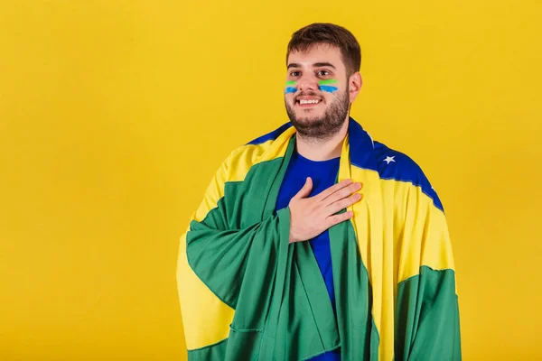 Kaukasische Man Braziliaanse Voetbalfan Zingend Volkslied — Stockfoto