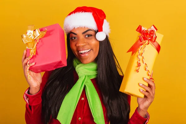 美しい黒ブラジル人女性 クリスマス服を着て サンタクラス 2つの贈り物とクローズアップ写真 — ストック写真