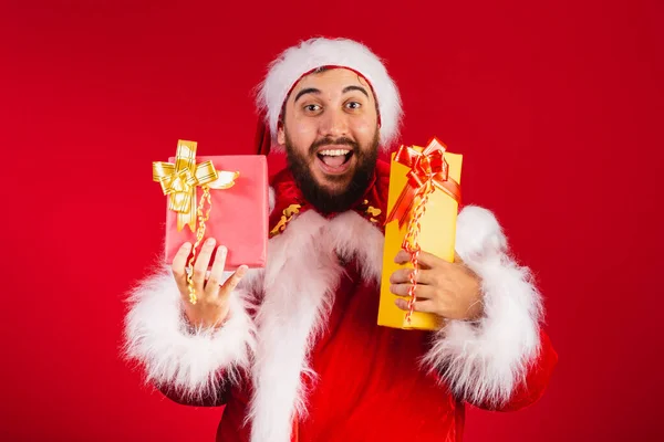 Brasilianischer Mann Gekleidet Weihnachtsmann Klamotten Überreicht Zwei Geschenke Die Kamera — Stockfoto