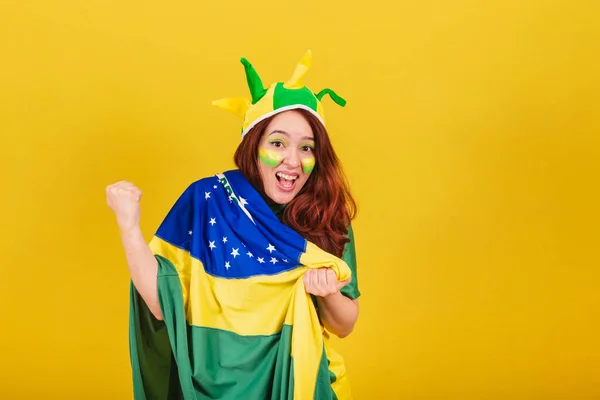 Καυκάσια Γυναίκα Κοκκινομάλλα Οπαδός Του Ποδοσφαίρου Από Βραζιλία Ουρλιάζοντας Γκολ — Φωτογραφία Αρχείου