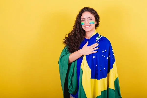 Női Focirajongó Brazília Szurkolója Világbajnokság Himnuszt Énekli Kéz Mellkason — Stock Fotó