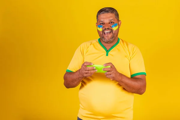 Braziliaanse Zwarte Man Voetbalfan Uit Brazilië Kijken Naar Wedstrijd Mobiel — Stockfoto