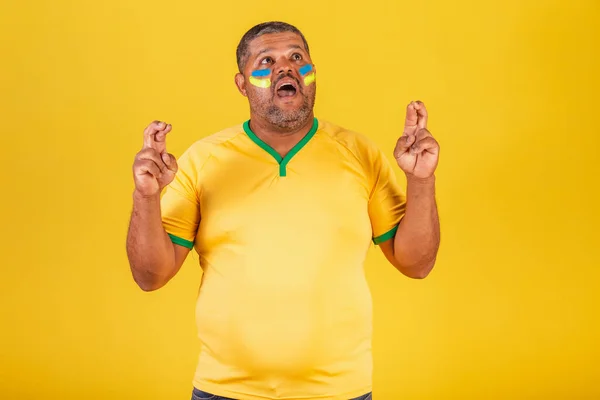 Brazilský Černoch Fotbalový Fanoušek Brazílie Držím Palce Přání Znamení Štěstí — Stock fotografie