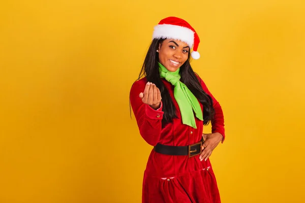美しい黒ブラジルの女性 クリスマスの服を着て サンタクラス 手で招待 — ストック写真