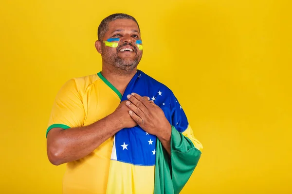 Homem Negro Brasileiro Futebol Brasileiro Com Mão Peito Gratidão — Fotografia de Stock