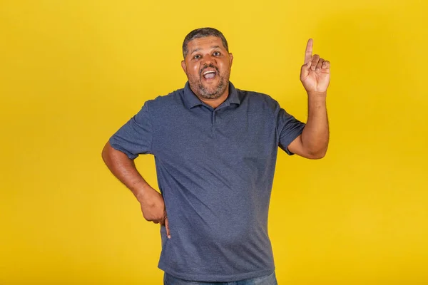 Hombre Negro Brasileño Adulto Dedo Levantado Respuesta Idea Creatividad —  Fotos de Stock