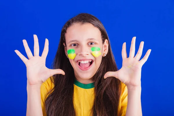 Młoda Dziewczyna Fanka Piłki Nożnej Brazylii Zaskakujące Zdjęcie Bliska — Zdjęcie stockowe