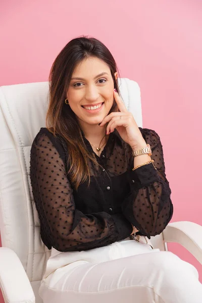 Krásná Brazilská Kavkazská Žena Růžové Pozadí Detailní Fotografie Sezení Kanceláři — Stock fotografie