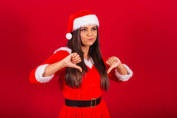 Schöne Brasilianerin Weihnachtskleidung Weihnachtsmann Abneigung Ablehnung — Stockfoto