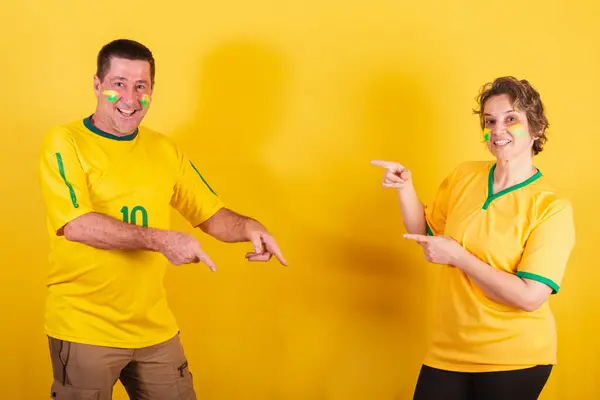Yetişkin Çift Brezilyalı Futbol Taraftarları Sarıda Izole Edilmiş — Stok fotoğraf