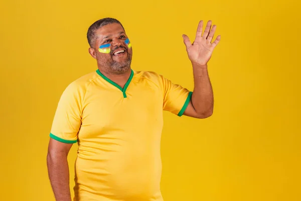 Uomo Colore Brasiliano Tifoso Brasiliano Saluta Saluta Lontano — Foto Stock