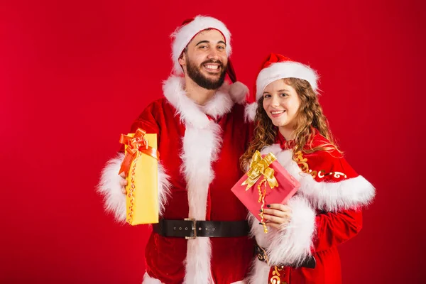 Βραζιλιάνικο Ζευγάρι Ντυμένο Χριστουγεννιάτικα Ρούχα Άγιος Βασίλης Κρατώντας Δώρα — Φωτογραφία Αρχείου