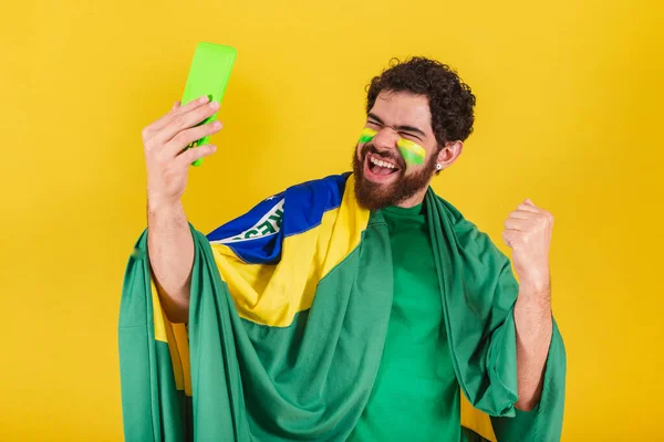 有胡子的高加索人 厚脸皮的巴西人 厚脸皮的足球迷 用手机 自拍照 智能手机 — 图库照片