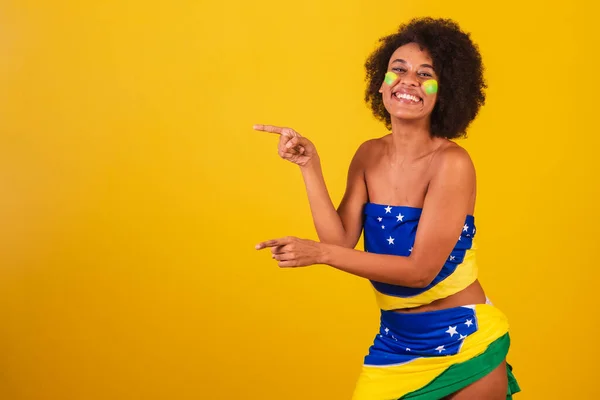 Joven Mujer Negra Aficionada Fútbol Brasileño Presentar Algún Producto Información —  Fotos de Stock