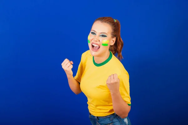 Kaukasierin Rotschopf Brasilianischer Fußballfan Brasilianerin Blauer Hintergrund Schreiendes Tor — Stockfoto