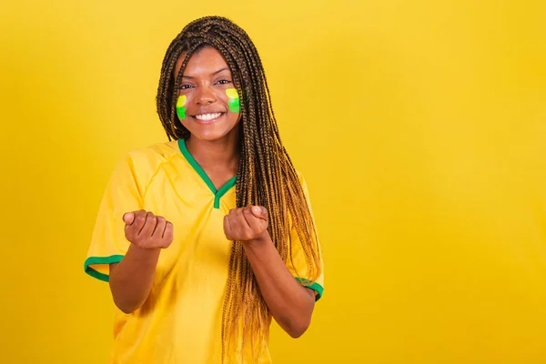 年轻的巴西黑人女子足球迷 用你的手打电话 — 图库照片