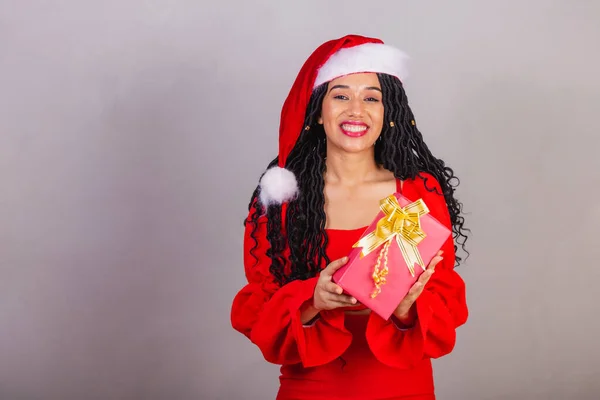Mulher Negra Brasileira Vestindo Roupas Natal Feliz Natal Sorrindo Segurando — Fotografia de Stock