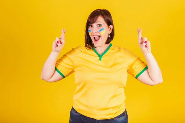 Rudowłosa Kobieta Brazylijska Fanka Piłki Nożnej Szczęśliwy Znak Kciuki Życzenia — Zdjęcie stockowe