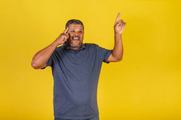 Hombre Negro Brasileño Adulto Dedo Levantado Respuesta Idea Creatividad — Foto de Stock