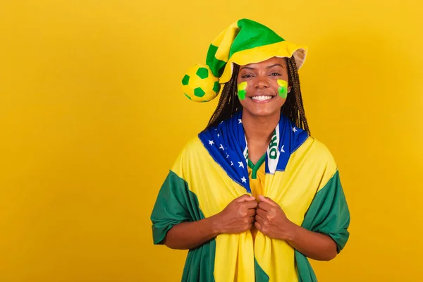 黒人女性の若いブラジル人サッカーファン 帽子と旗をかぶって ゲームのために服を着た — ストック写真