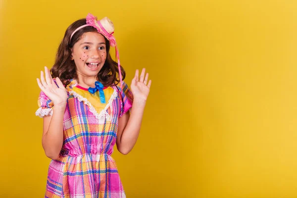 Brazylijskie Dziecko Biała Czerwcowa Imprezowa Odzież Zaskoczona Szczęśliwa Radosna Wow — Zdjęcie stockowe