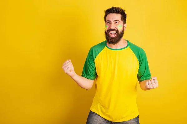 Biały Mężczyzna Brodą Brazylijczyk Fan Piłki Nożnej Brazylii Świętujący Tak — Zdjęcie stockowe
