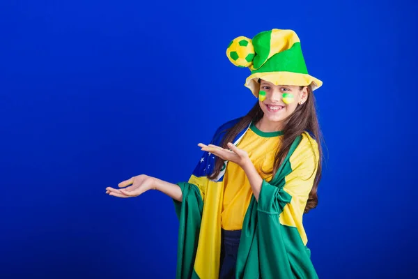 브라질 모자와 깃발을 무언가를보여 — 스톡 사진