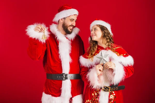 Βραζιλιάνικο Ζευγάρι Ντυμένο Χριστουγεννιάτικα Ρούχα Άγιος Βασίλης Κρατώντας Χριστουγεννιάτικα Στολίδια — Φωτογραφία Αρχείου