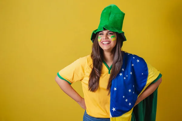ブラジルの女性サポーター ワールドカップ2022 ゲームに行くために典型的なファンの衣装を着て ブラジルの旗と緑の帽子 — ストック写真