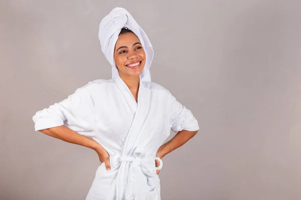 Mooie Braziliaanse Zwarte Vrouw Badjas Handdoek Handen Heupen Glimlachend — Stockfoto