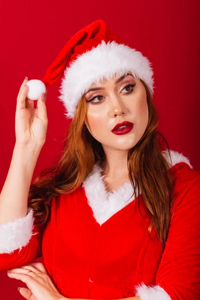Schöne Brasilianische Rothaarige Frau Weihnachtskleidung Weihnachtsmann Vertikale Nahaufnahmen Des Gesichts — Stockfoto