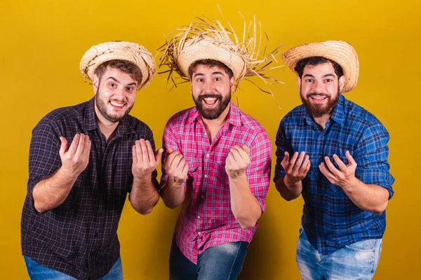 Drei Freunde Typischer Kleidung Für Die Festa Junina Ruf Mit — Stockfoto