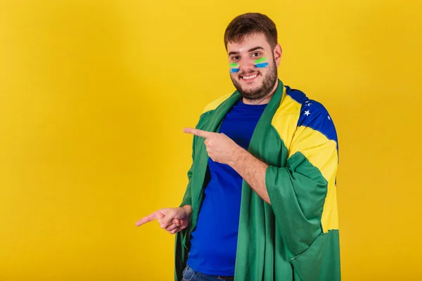 巴西白人男子 足球迷从巴西 手指指向左边 照片为广告 — 图库照片