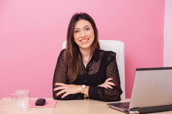 Belle Femme Entreprenante Brésilienne Caucasienne Bras Croisés Confiant Souriant — Photo