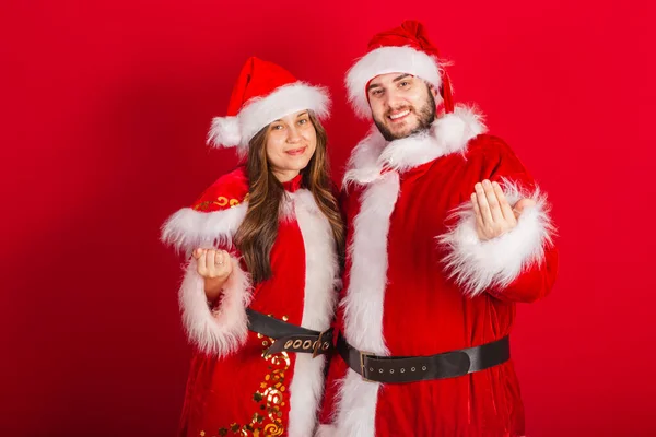 Casal Brasileiro Com Roupas Natal Santa Claus Chamando Com Mãos — Fotografia de Stock