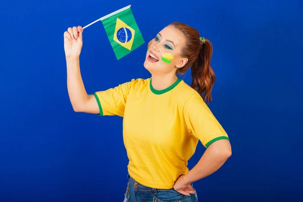 Kaukasierin Rotschopf Brasilianischer Fußballfan Brasilianerin Blauer Hintergrund Schwenkt Brasilianische Fahne — Stockfoto