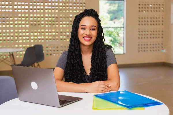 Jonge Zwarte Vrouw Braziliaans Universiteit Student Werken Aan Notebook Glimlachen — Stockfoto