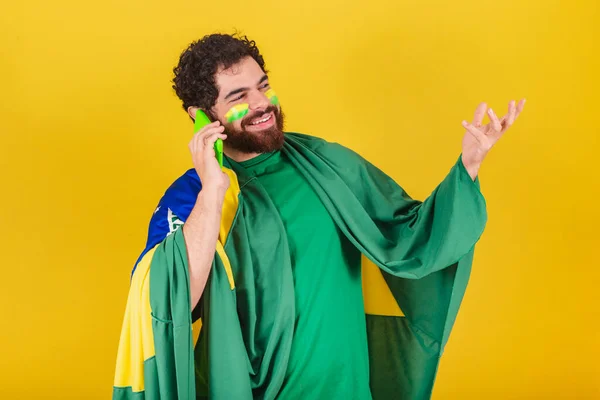 Kaukasische Man Met Baard Braziliaan Voetbalfan Van Brazilië Telefoongesprek Mobiele — Stockfoto