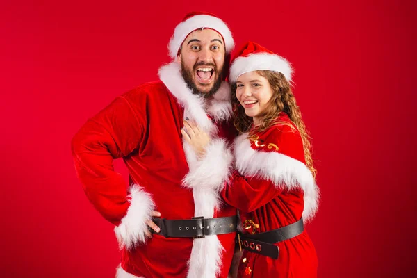 Βραζιλιάνικο Ζευγάρι Ντυμένο Χριστουγεννιάτικα Ρούχα Άγιος Βασίλης Αγκαλιές Δίνοντας Φιλί — Φωτογραφία Αρχείου