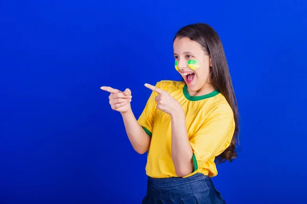 Ung Flicka Fotbollsfan Från Brasilien Förvånad Överraskad Förvånad Peka Något — Stockfoto
