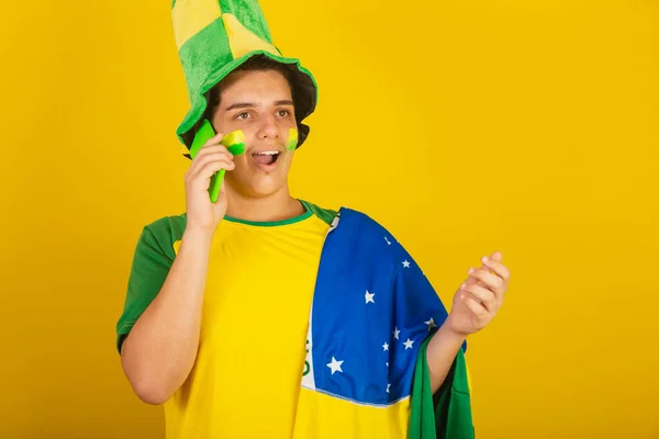 Mladý Brazilský Fotbalový Fanoušek Oblečený Zeleném Pomocí Smartphonu Mobilní Telefon — Stock fotografie