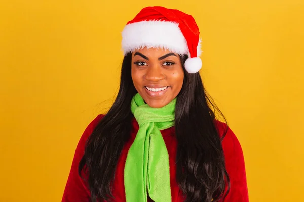 Прекрасна Чорношкіра Бразилька Одягнена Різдвяний Одяг Санта Клаус Посміхається Зблизька — стокове фото