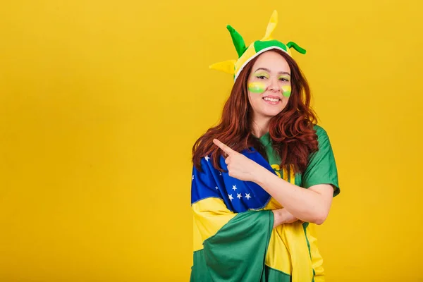 Blanke Roodharige Vrouw Voetbalfan Uit Brazilië Wijzend Met Wijsvinger Naar — Stockfoto